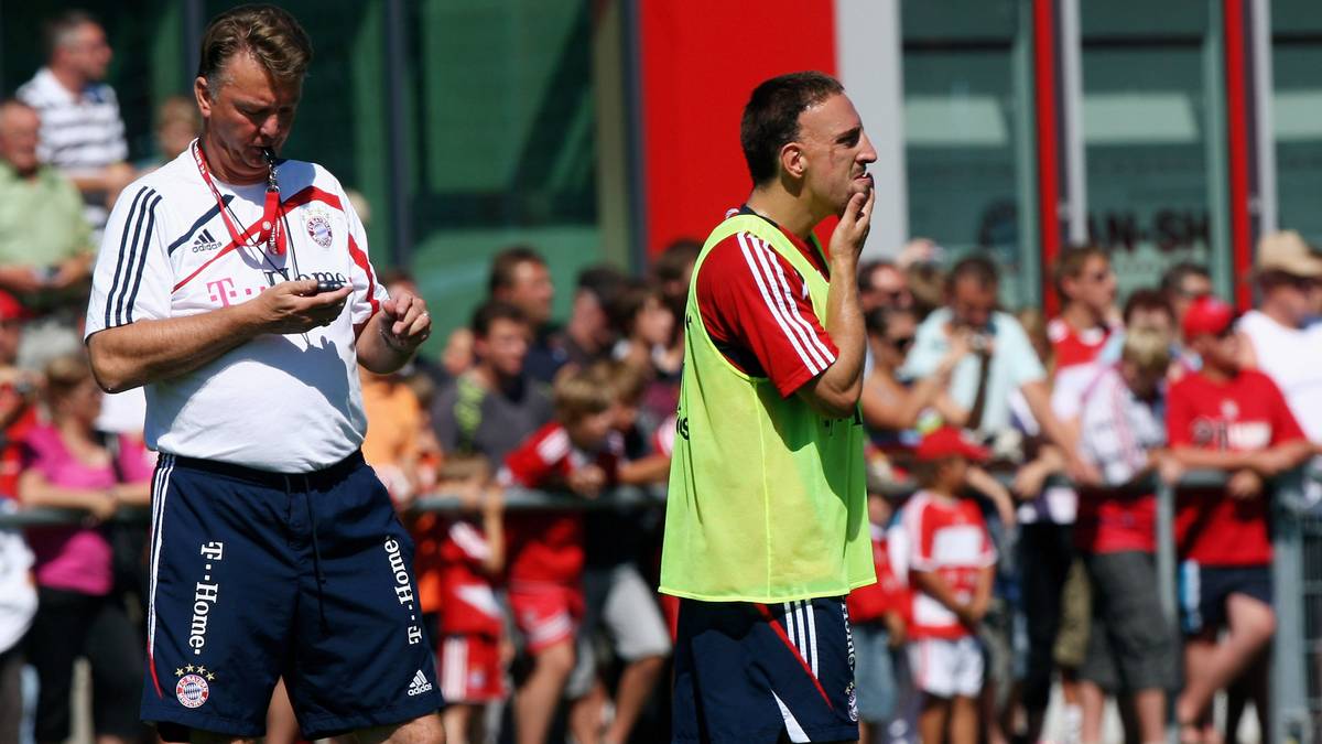 Klinsmann erlebt das Saisonende nicht mehr, zur neuen Spielzeit übernimmt Louis van Gaal. Bayern startet zudem eine neue Transferoffensive - unter anderem mit dem Ziel, Ribery einen zweiten Weltklasse-Flügelspieler zur Seite zu stellen, der die Bayern weniger berechenbar werden lassen soll