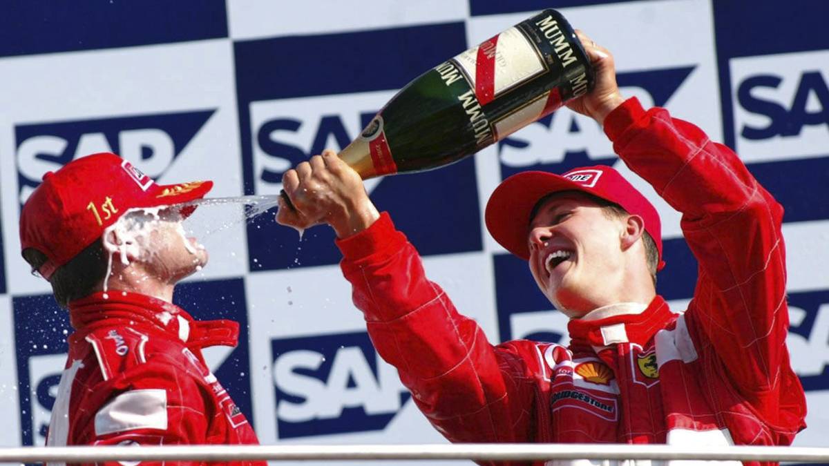 Daueranblick: 2002 holt Ferrari sieben Doppelsiege. Schumacher steht elf Mal ganz oben, Barrichello gewinnt immerhin vier Mal 