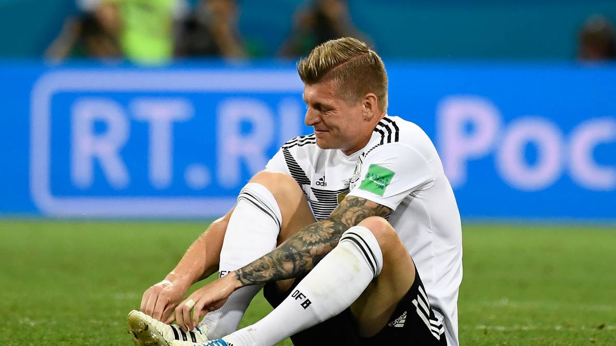 TAGESANZEIGER: "Per Eiseskälte zum perfekten Schuss. Toni Kroos kommt gegen Schweden auf eine Passquote von 93 Prozent. Doch ein Fehlpass von ihm leitet das 1:0 der Gegner ein. Dennoch zeigt er mit seinem Tor in der Nachspielzeit, dass er unverzichtbar ist."