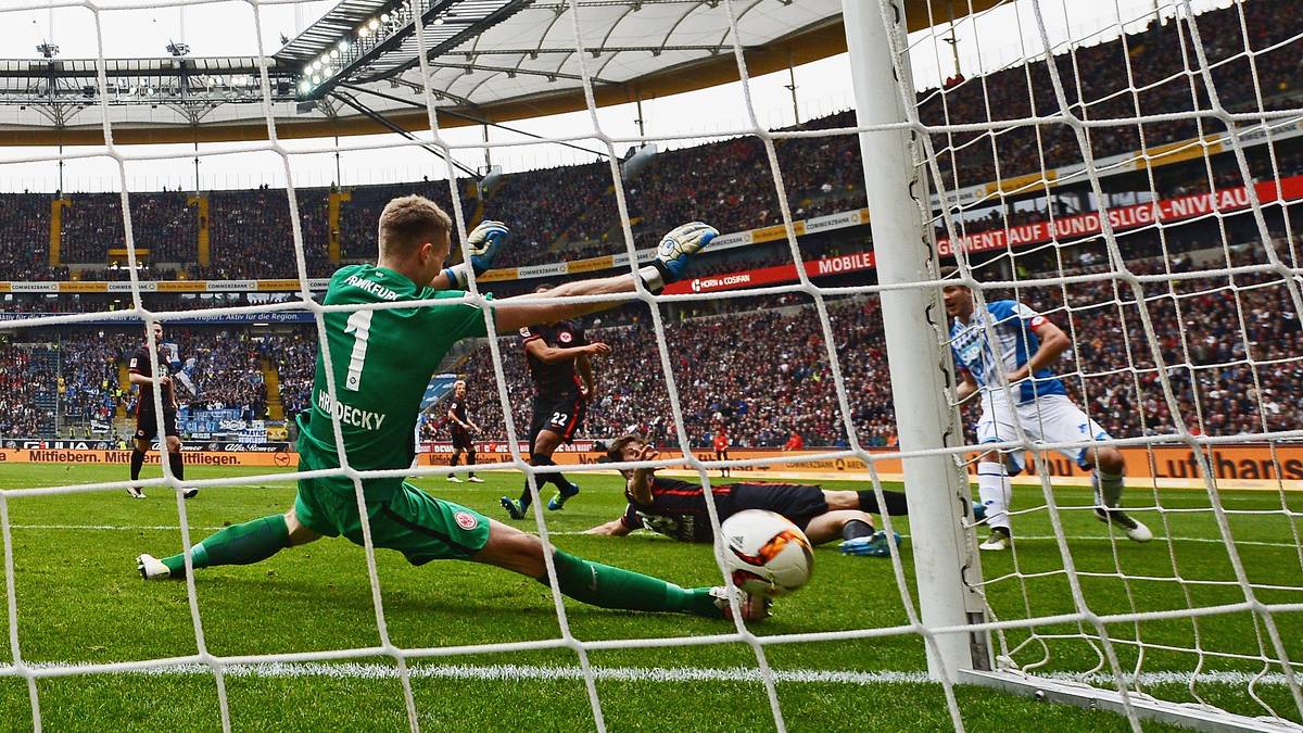 Frankfurts Keeper Lukas Hradecky fährt gegen Andrej Kramaric im richtigen Moment das Bein aus