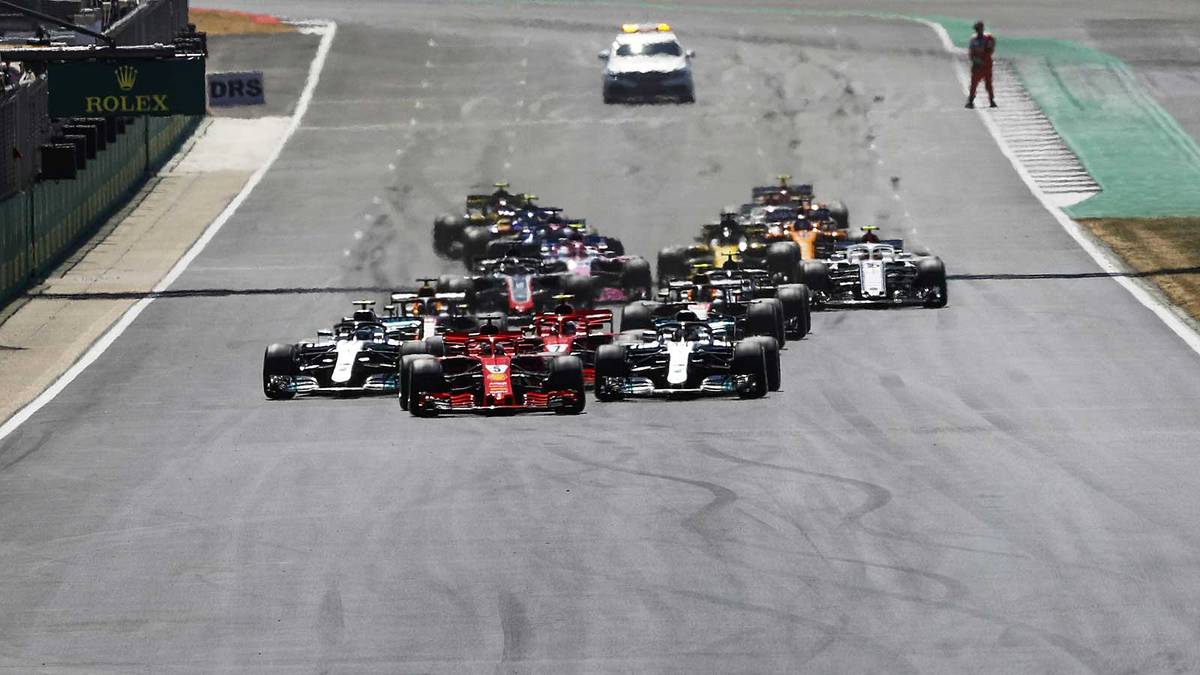 RENNEN 10 - GROSSBRITANNIEN: Beim bisher spannendsten Rennen der Saison kracht es gleich nach dem Start. Kimi Raikkönen schießt Weltmeister Hamilton ab und kassiert eine Zehn-Sekunden-Strafe