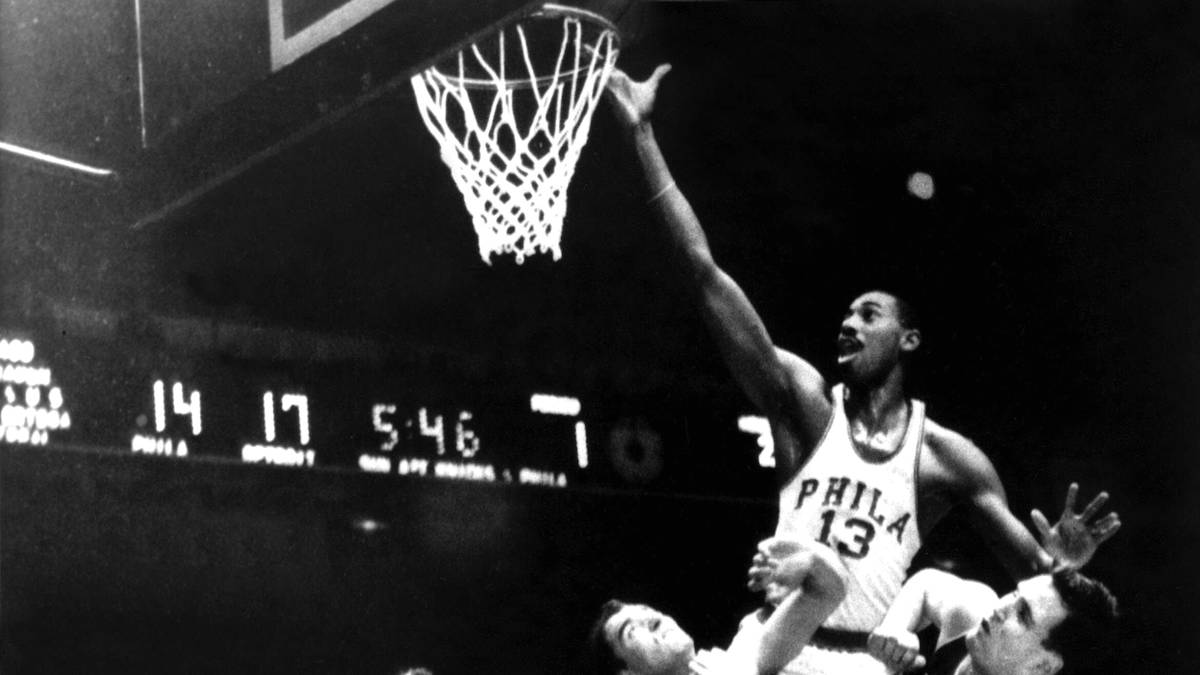 Der erste schillernde Big Man der NBA ist Wilt Chamberlain. "Wilt the Stilt" genießt die Show-Atmosphäre und stellt beim All-Star Game 1962 mit 42 Punkten einen Rekord auf