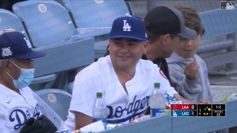Im Stadtduell der Los Angeles Dodgers und der Los Angeles Angels macht ein Dodgers-Fan in der ersten Reihe einen unglaublichen Catch. Mit bloßer Hand fängt er einen Baseball von Max Muncy.