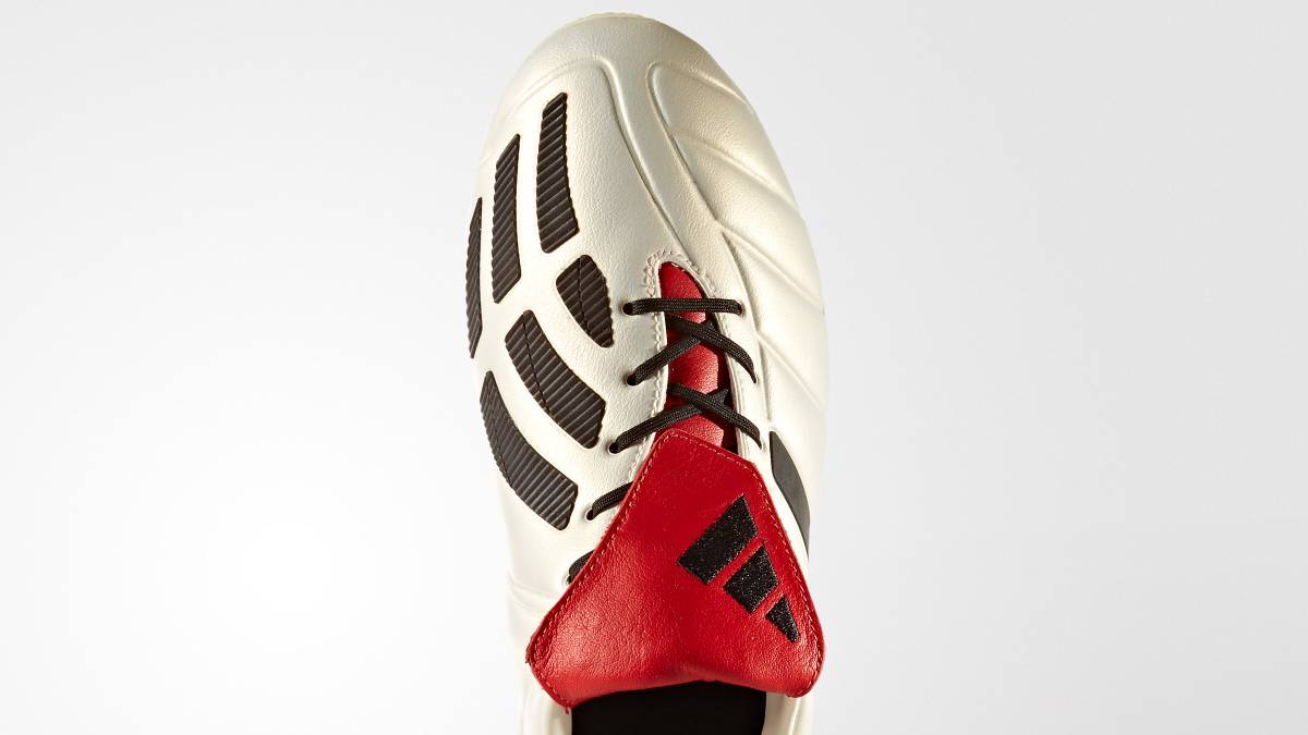 Auch unter Amateurfußballern genießt der Schuh mit der roten Zunge längst Kultstatus