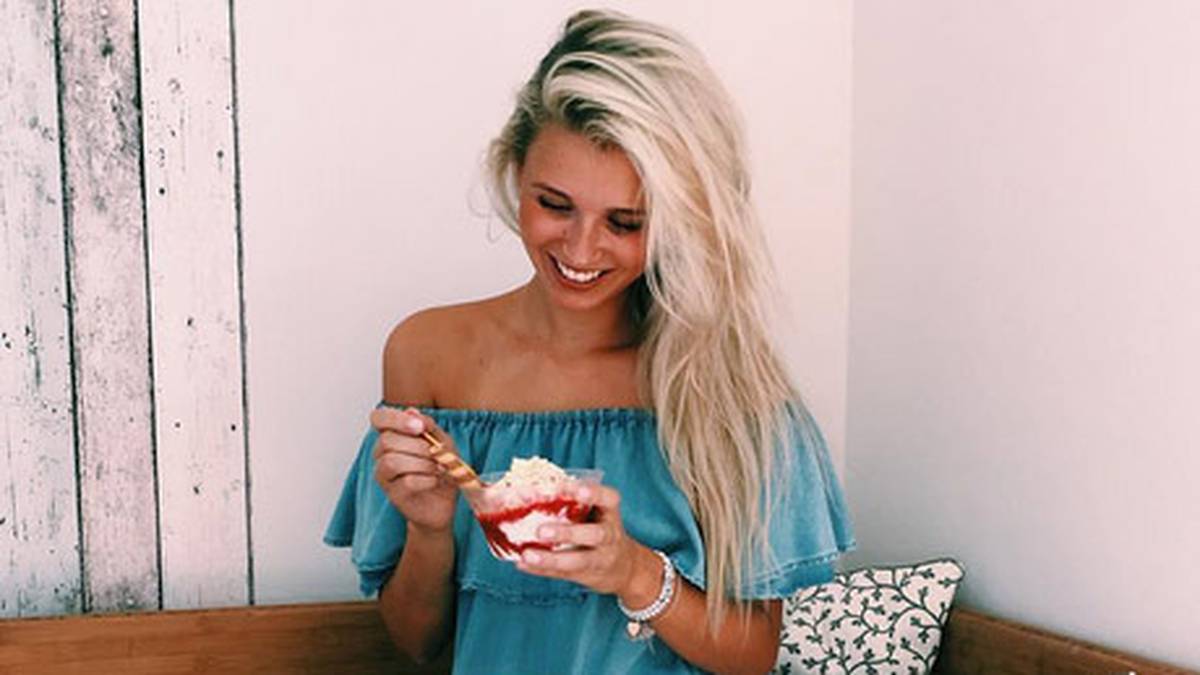 Scarlett Gartmann, Freundin von Marco Reus, kühlt sich bei 30 Grad im Schatten mit einem Eis ab