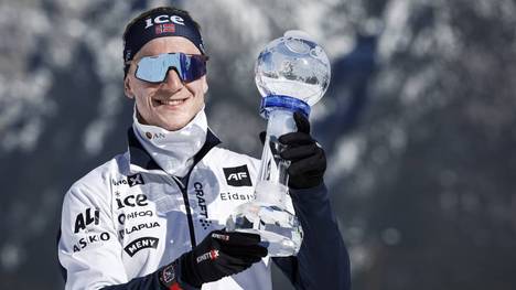 Johannes Thingnes Bö hat zum fünften Mal den Gesamtweltcup gewonnen