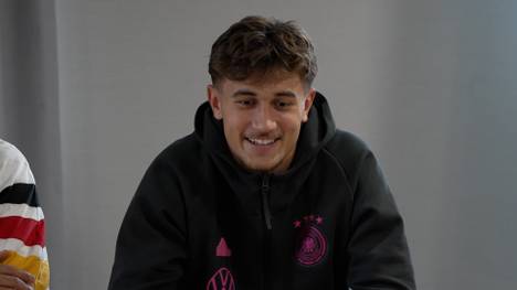 Tom Bischof wurde nicht für die A-Nationalmannschaft nominiert und spielt in dieser Länderspielpause für die deutsche U21 - auf der Pressekonferenz spricht er darüber.