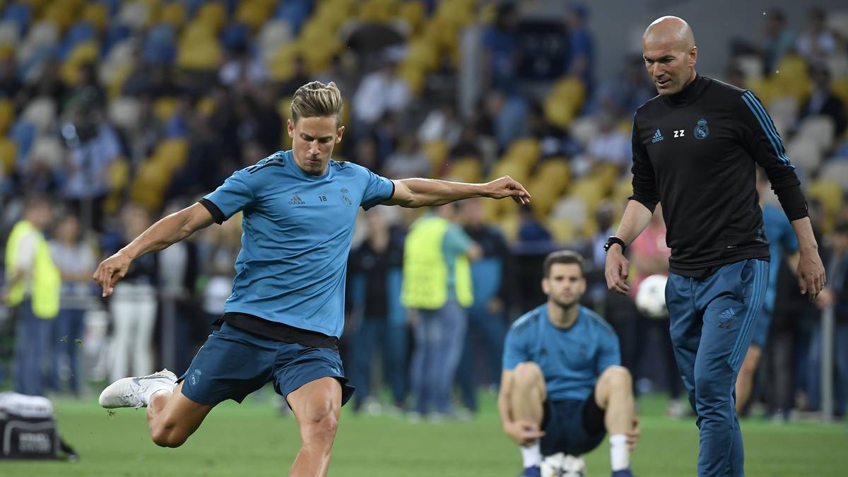 Zizou wäre aber erst im Sommer verfügbar, da er sein Sabbatical nach seinem Rücktritt bei Real auskosten will und sicherlich nicht in einer derartigen Phase bei einem neuen Klub in einem fremden Land anheuern würde, zumal auch sein Englisch nicht das beste ist. Mit einer Menge Geld für Transfers und frühzeitigem Mitspracherecht hinsichtlich des Kaders ist ein Coup mit Zidane zur neuen Saison aber nicht undenkbar 