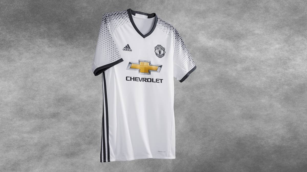 Allerdings verzichtet Englands Rekordmeister gänzlich auf rote Elemente und trumpft dafür mit gepunkteten Ärmeln auf. Es handelt sich um das Ausweichtrikot der "Red Devils"