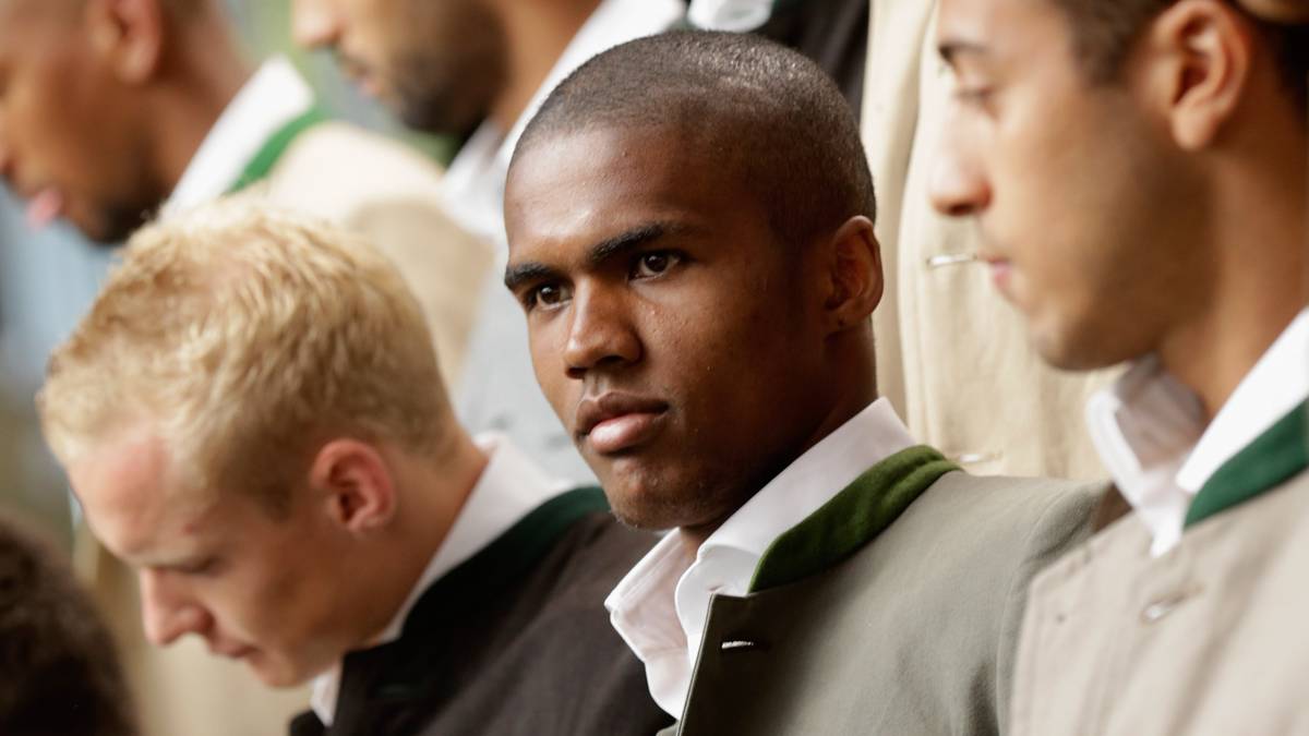 Neuzugang Douglas Costa schaut noch etwas kritisch