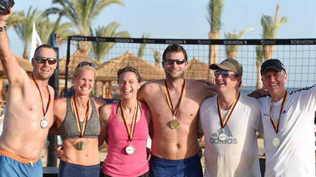 ...und die Olympiasiegerin von Peking (3.v.l.) kann sich als Teil des Siegerteams feiern lassen