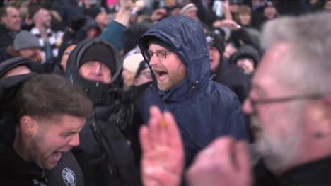 Nach dem Last-Minute-Ausgleich des FC St. Pauli im DFB-Pokal gegen Fortuna Düsseldorf eskaliert Trainer Fabian Hürzeler auf der Tribüne mit den Fans.
