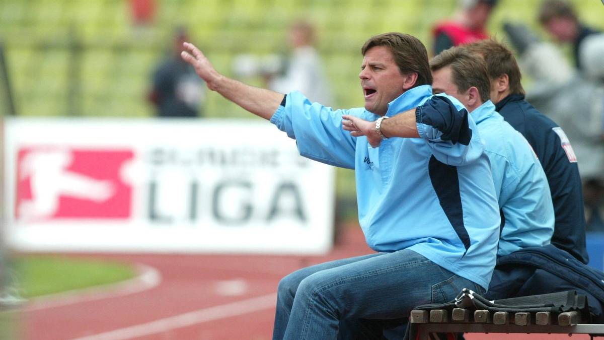 Anschließend hält man gut ein Jahr an Falko Götz an der Seitenlinie fest. Doch nach dem Absturz auf Platz 15 der Tabelle zieht der Vorstand die Reißleine