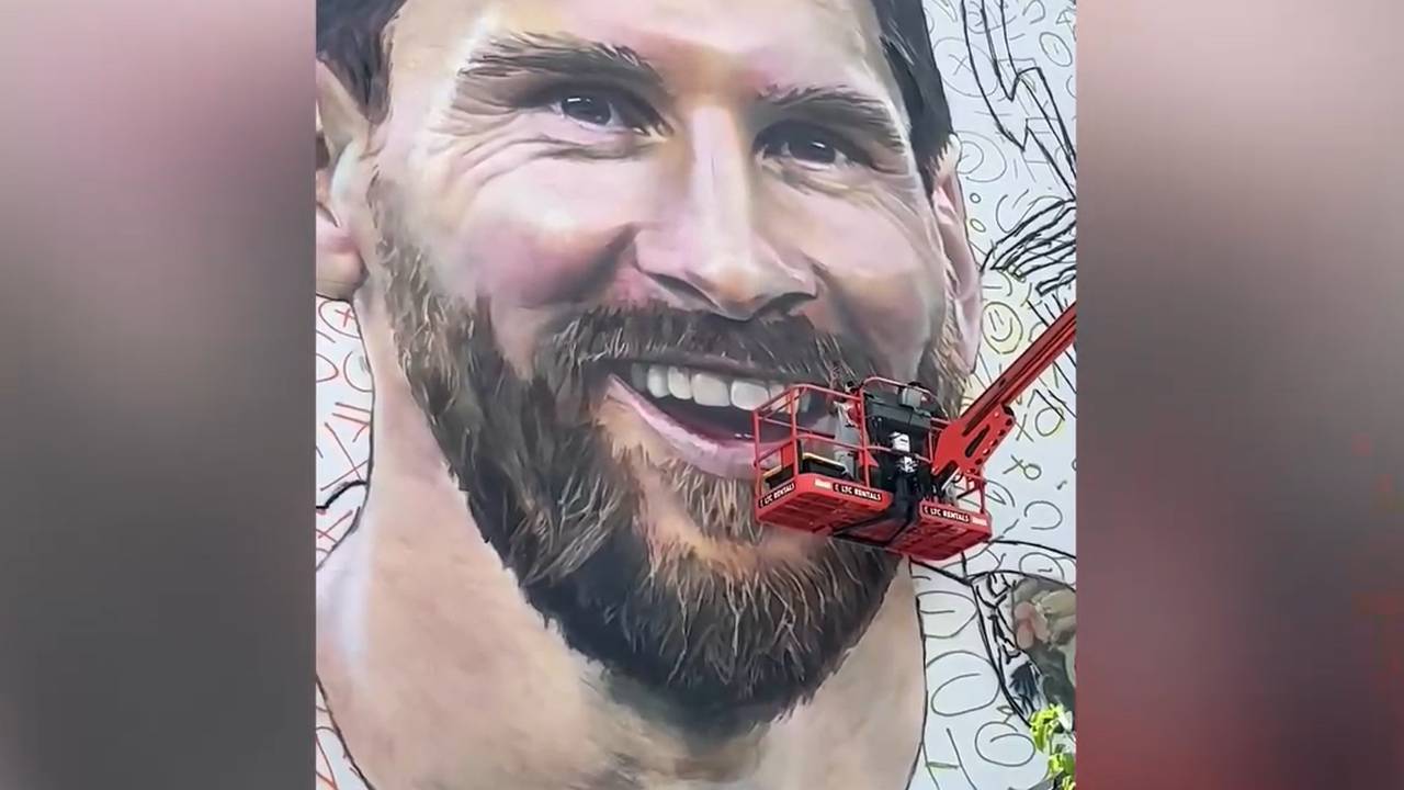 David Beckham stellt sich für ein Lionel-Messi-Gemälde in Miami auf einen Kran