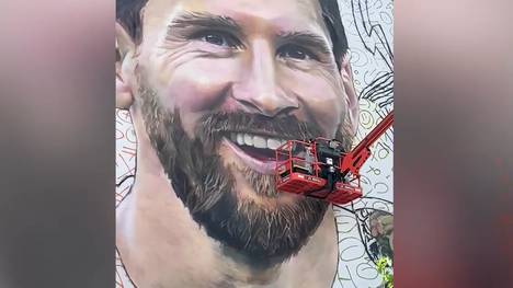 David Beckham verschönert höchstpersönlich ein Streetart-Wandgemälde von Lionel Messi in Miami. Seine Frau Victoria ist begeistert von den Fähigkeiten ihres Mannes.