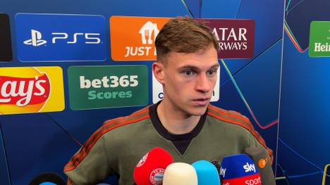 Joshua Kimmich holt sich beim Stand von 6:0 des FC Bayern bei Atalanta Bergamo eine Gelb-Sperre ab und kann im Rückspiel nicht mitwirken. Auf die Frage, ob das Absicht war, weiß der Mittelfeld-Star von nichts.