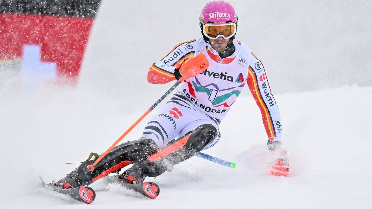 Straßer schnuppert an Podest