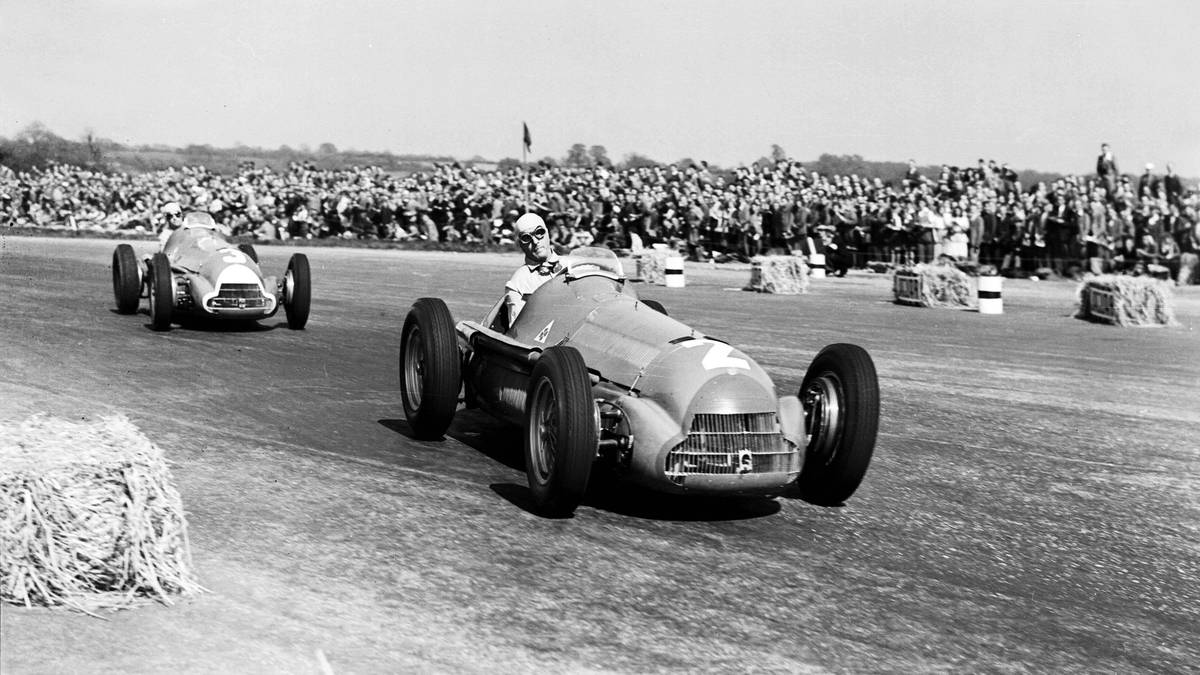 Silverstone war in diesem Jahr auch die erste Wahl für das große Jubiläum. Allerdings fürchtete die Formel-1-Führung sturzbachartige Niederschläge, Wind und Kälte - das ist nicht gut fürs Glitzerimage. Shanghai allerdings hat in der Vergangenheit auch keine Sonnenscheingarantie geliefert