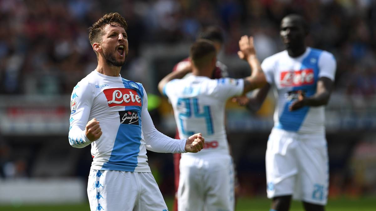 SSC NEAPEL: Dries Mertens (l.) und Co. stellen mit 86 Toren die beste Offensive der Serie A. Da Juventus Turin und AS Rom aber besser verteidigen, verpassen die Neapolitaner wohl die direkte Quali für die Gruppenphase