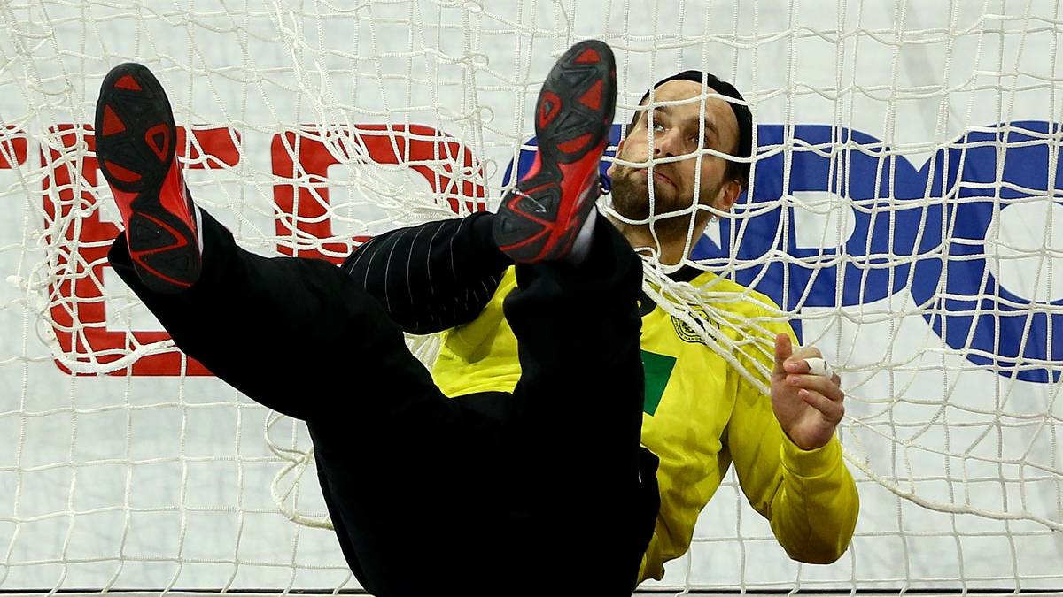 Gefangen im Netz: Aber an Torhüter Silvio Heinevetter liegt es nicht, dass Deutschland zur Pause zurückliegt