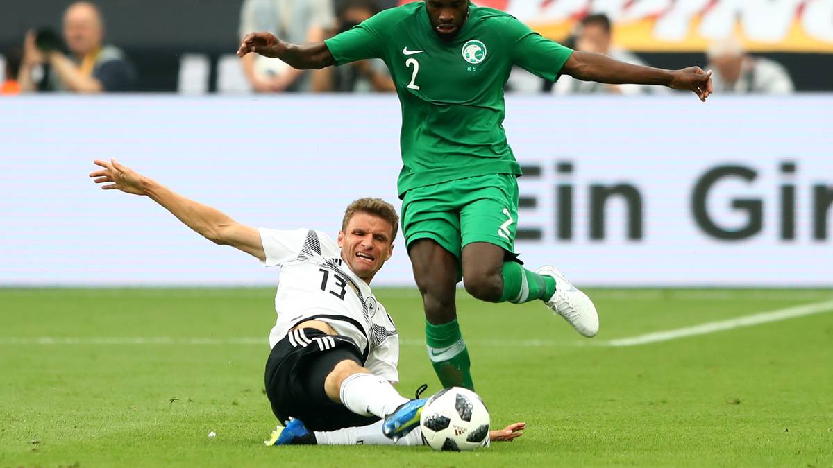 THOMAS MÜLLER (bis 74.): Hatte schon bessere und aktivere Länderspiele, aber zeigte, dass auf ihn auf der rechten Außenbahn Verlass ist. Toller Hackentrick auf Werner (32.) und entscheidend gestört beim Saudi-Eigentor vorm 2:0 (43.). Etwas zu eigensinnig aber beim Torschuss in der 55. Minute, denn Kimmich stand völlig frei. Pech bei einem Torschuss (73). SPORT1-Note: 3,5