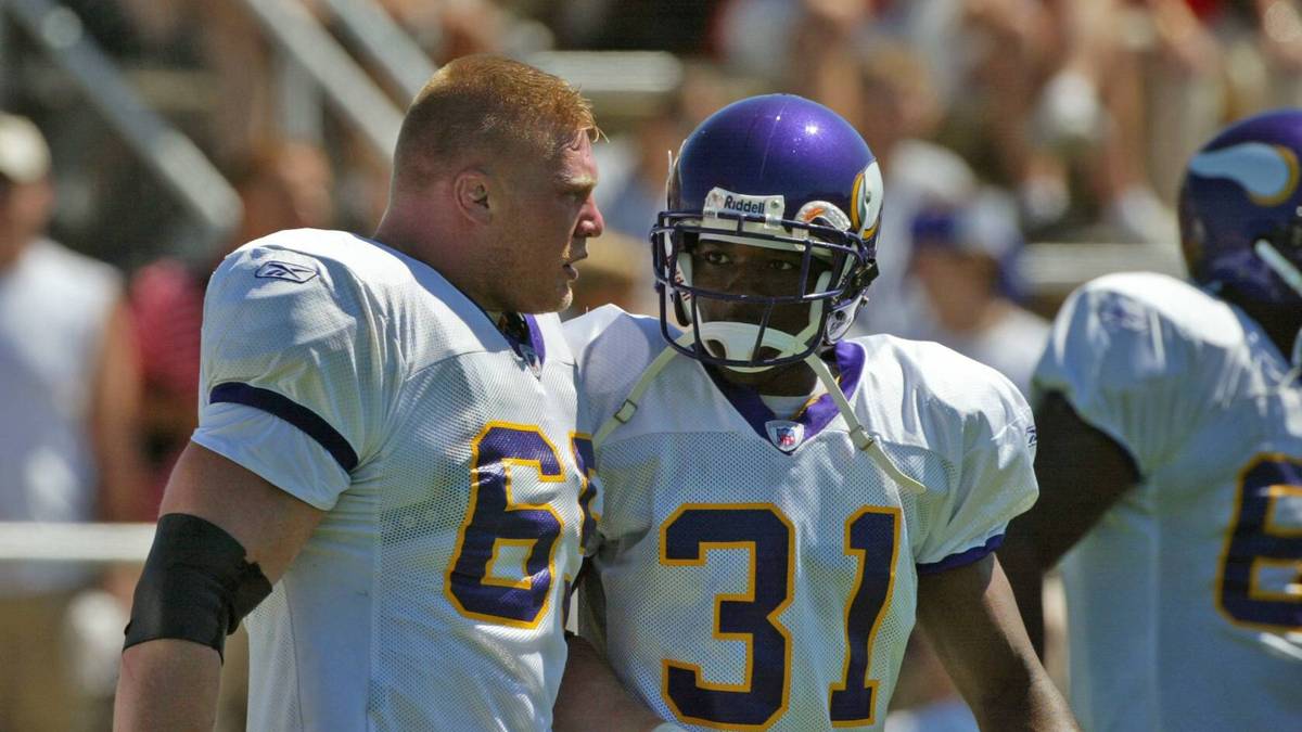 Lesnar - von den Folgen eines Motorradunfalls gehandicappt - kann die Vikings letztlich nicht überzeugen, sie entlassen ihn im August 2004. Das Angebot, in der NFL Europe zu spielen, lehnt Lesnar aus familiären Gründen ab 