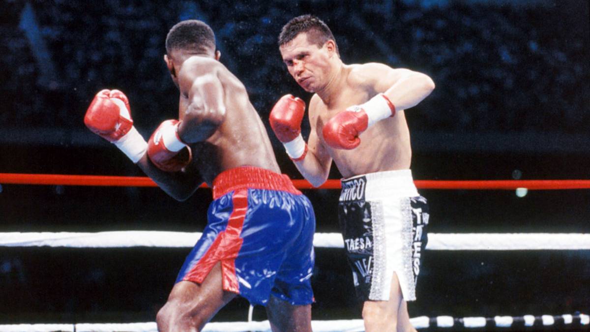 RANG 15 - Whitaker vs. Chavez, 65.000 Zuschauer: Pernell Whitaker (l.) war nach Meinung der Medien und auch der zahlreichen Beobachter im Alamodrome in San Antonio Sieger gegen Julio Cesar Chavez. Die Jury wertete den Kampf im September 1993 aber als unentschieden, Whitaker behielt seinen Titel dennoch
