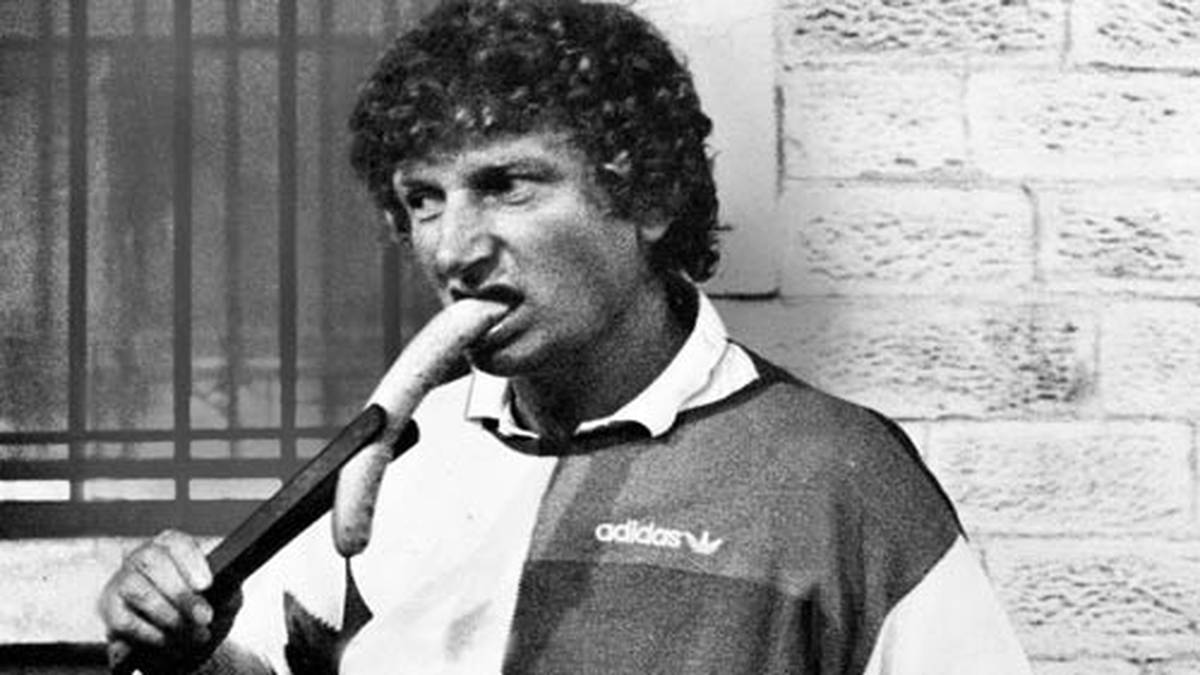 UWE KLIMASCHEFSKI: Kaum einer verkörpert den FC Homburg so sehr wie Uwe Klimaschefski. Insgesamt fünf Mal ist er Trainer des FCH. Vor allem für seine markigen Sprüche ist er bekannt. "Bevor ich nach Homburg kam, wurde dort noch mit Strohballen gespielt", fasst er die Zustände vor seinem Engagement zusammen. Von 1982 bis 1986 trainiert er auch den Nachbarn aus Saarbrücken