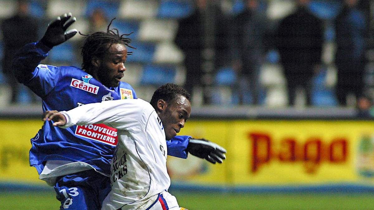 MICHAEL ESSIEN: 2002 war der VfL Wolfsburg auf der Suche nach einem Spieler für das defensive Mittelfeld und lud den 19-Jährigen Michael Essien ein. Der Ghanaer konnte die Verantwortlichen dabei überzeugen