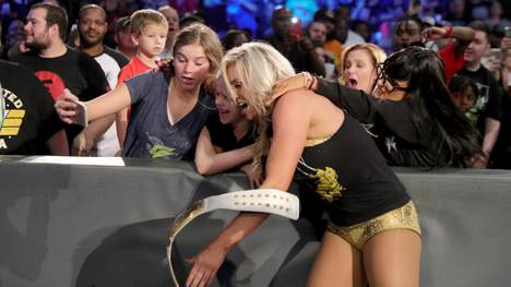 Charlotte Flair (vorn) wurde bei WWE SmackDown Live von einem falschen Fan angegriffen
