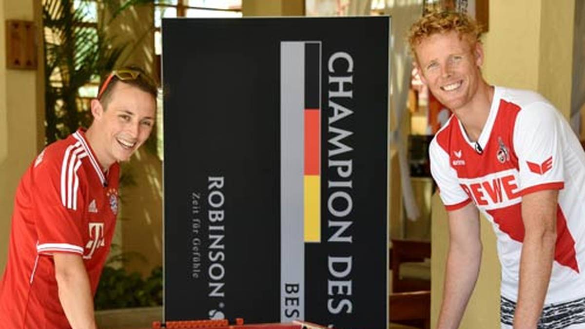 Trotz Sonne, Strand und Meer betreibt dieses Duo die "Indoor-Sportart" Tischkicker. Es stehen sich gegenüber: Eric Frenzel, Olympiasieger in der Nordischen Kombination von Sotschi (Bayern-Trikot), und Jonas Reckermann, Olympiasieger im Beachvolleyball von London (im Trikot des 1. FC Köln)