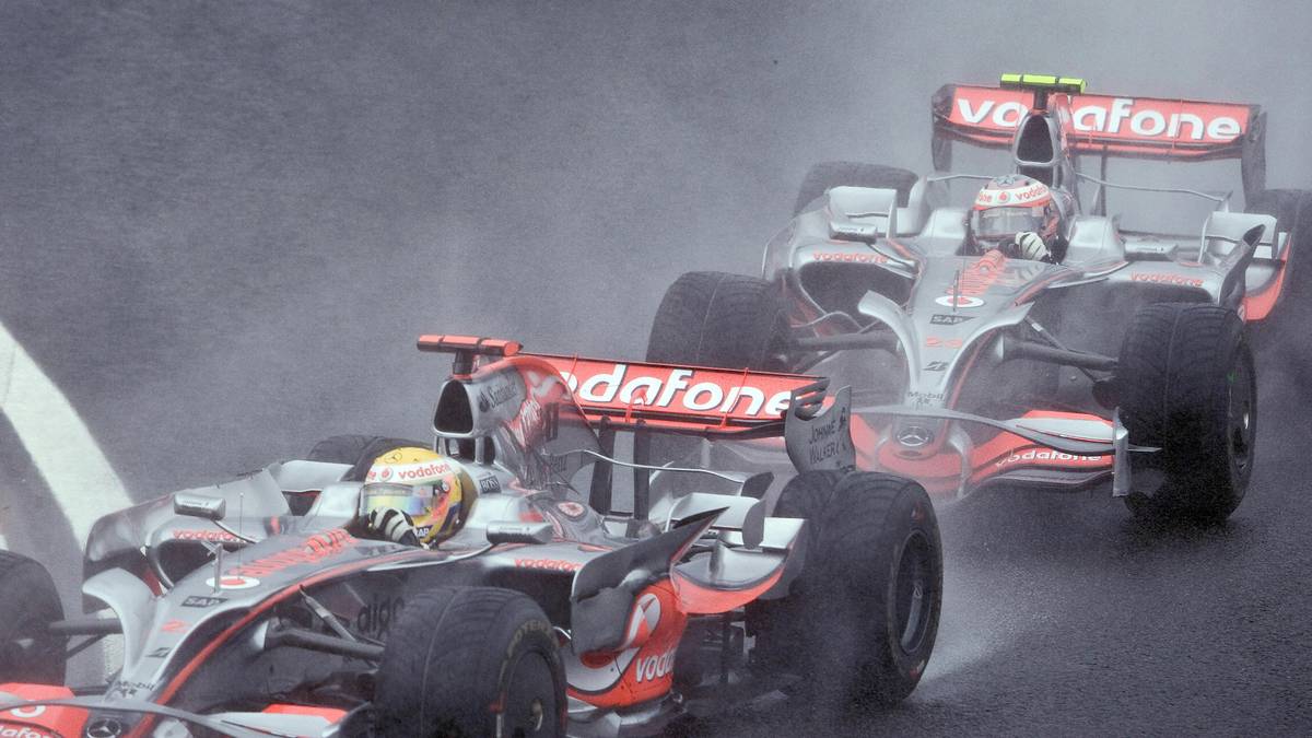 Hamilton (l.) sorgt jedoch für den dritten WM-Titel für McLaren Mercedes. Beim letzten Rennen in Brasilien sichert er sich durch ein Überholmanöver in der letzten Runde gegen Timo Glück noch Platz fünf und damit den Titel. Es ist eines der spannendsten Saisonfinals aller Zeiten