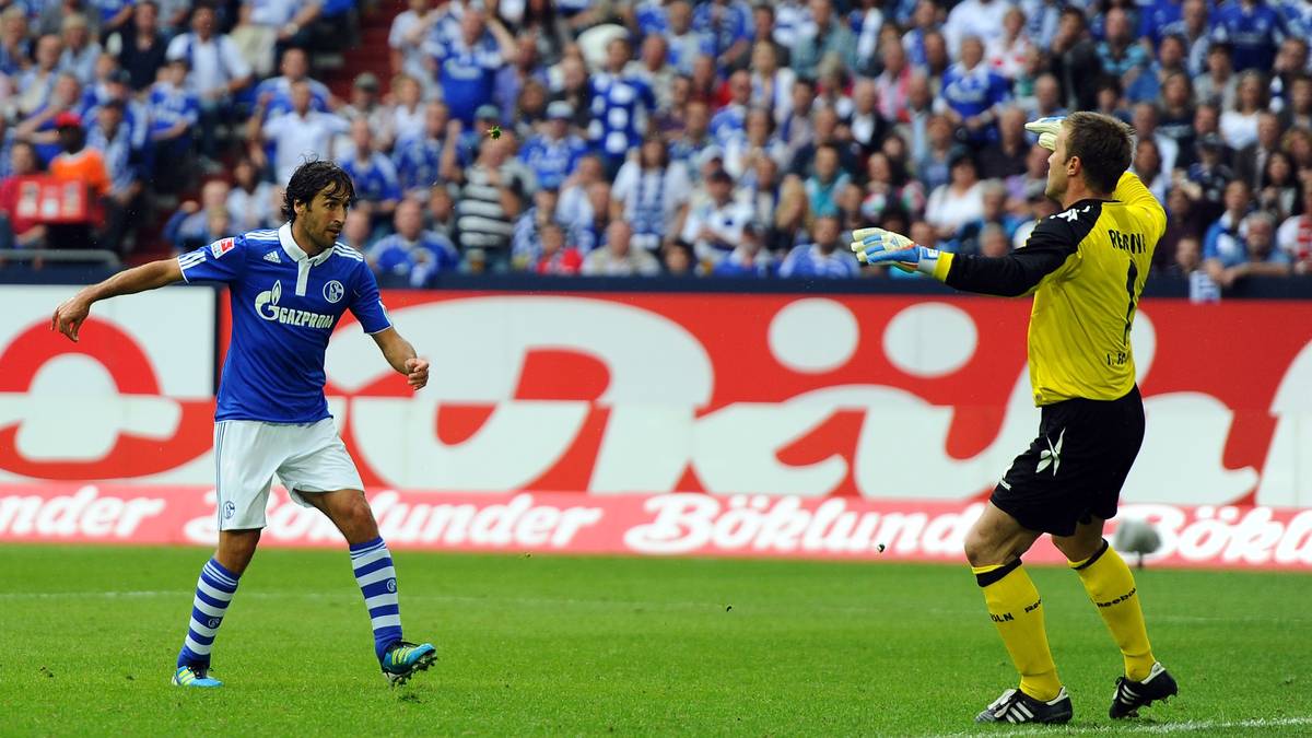 Platz 4: Lässig! 2011 überlupft Schalke-Stürmer Raul Kölns Torwart Michael Rensing aus der Drehung