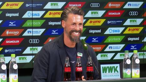 Augsburgs neuer Trainer Sandro Wagner hat sich im Rahmen einer Pressekonferenz vorgestellt. In seiner gewohnt flapsigen Art sorgt er für jede Menge Unterhaltung.
