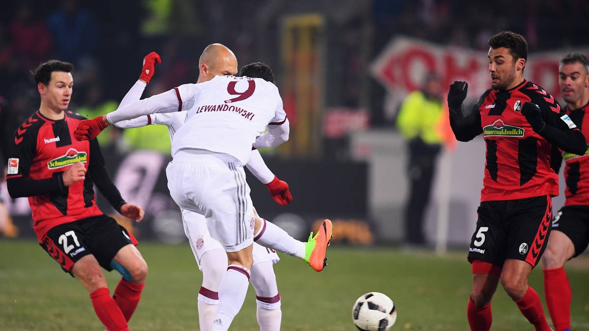 20. JANUAR 2017: Im ersten Bundesligaspiel des Jahres gelingt Robert Lewandowski ein echter Hingucker. Der Bayern-Stürmer nimmt eine Flanke unter Bedrängnis mit der Brust, verwertet den Ball auf engstem Raum mit dem rechten Fuß und stochert ihn dann mit dem linken über die Linie. Eigentlich ein Kullertor, das aber durch die tolle Vorbereitung veredelt wird