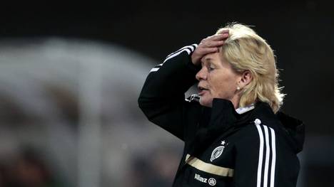 Bundestrainerin Silvia Neid ist besorgt