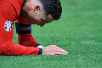 Cristiano Ronaldo verschießt einen Strafstoß in der Verlängerung gegen Slowenien. Anschließend ist der portugiesische Superstar nicht zu trösten, vergießt bittere Tränen.