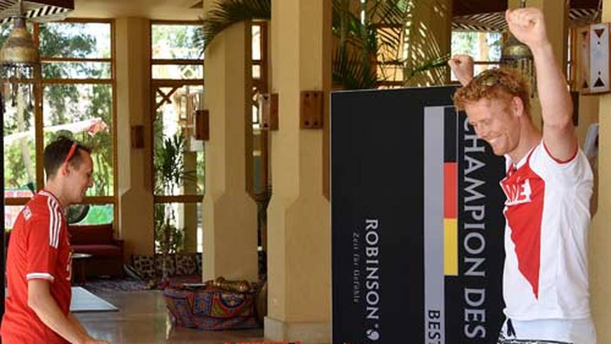 Hier darf Köln-Fan Reckermann (r.) jubeln. Ist das vielleicht schon ein Omen für das Duell der beiden Mannschaften in der Bundesliga am Samstag?