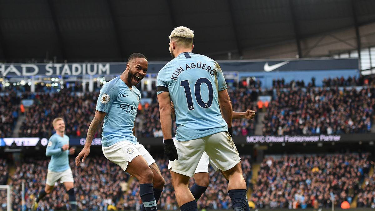 PLATZ 1 - MANCHESTER CITY: 6:0 gegen den FC Chelsea - die Ansage im Titelrennen der Premier League war deutlich. Pep Guardiolas Team grüßt dank drei Siegen in Serie von Platz eins, hat aber ein Spiel mehr als Konkurrent Liverpool absolviert. In der momentanen Form sind die Citizens aber nur schwer aufzuhalten, Schalke sollte kein Problem darstellen