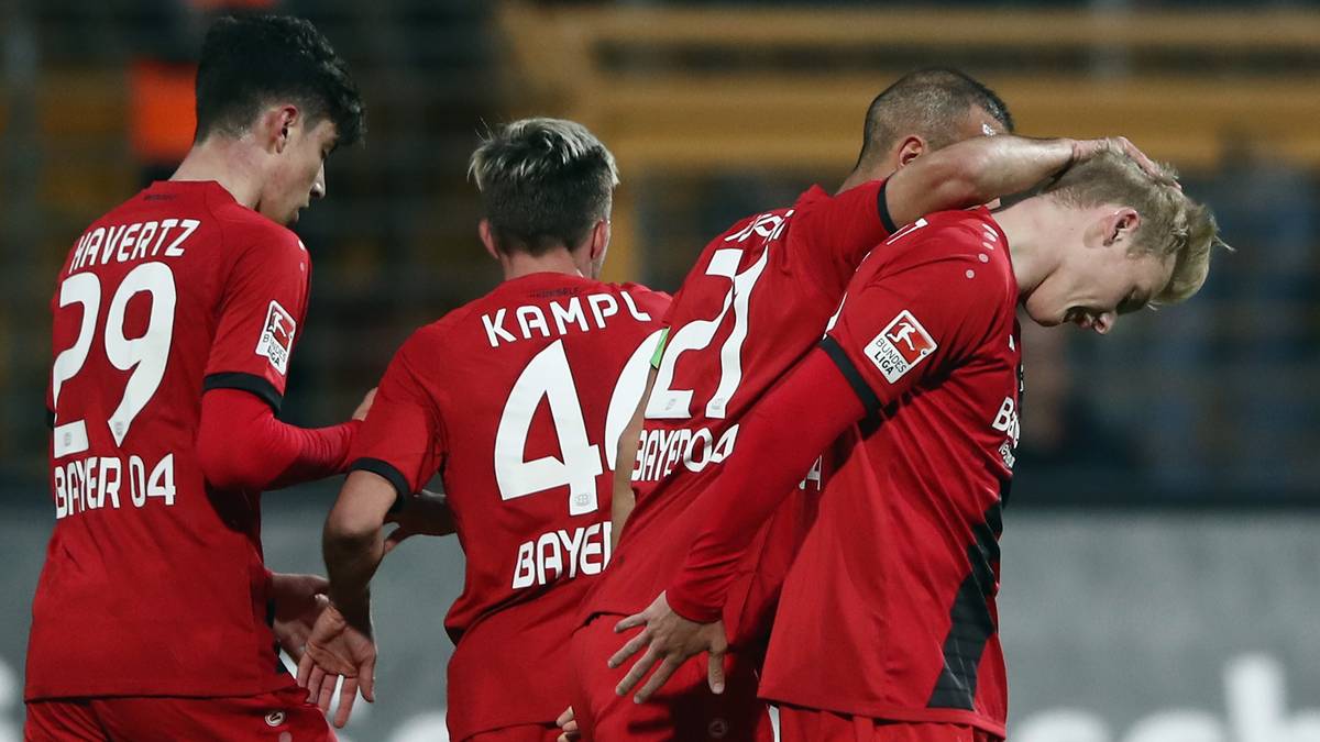 Torschütze Julian Brandt (r.) holt sich die Glückwünsche seiner Mitspieler ab