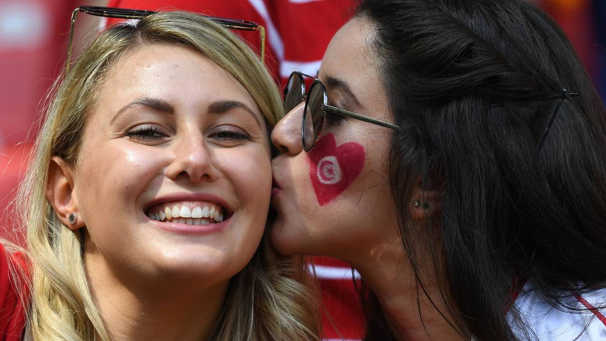 Küsschen trotz Niederlage - Tunesiens Fans strahlen trotzdem