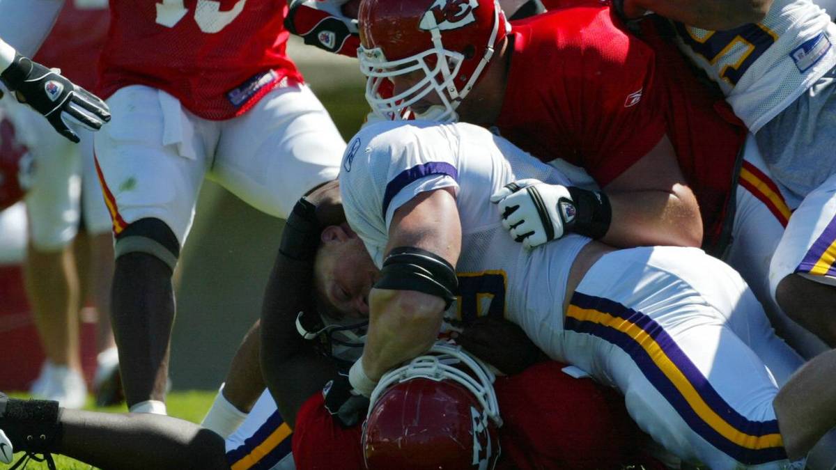 Unter großer öffentlicher Anteilnahme bestreitet Lesnar als Defensive Tackle mehrere Preseason-Spiele mit den Vikings, hier gegen die Kansas City Chiefs