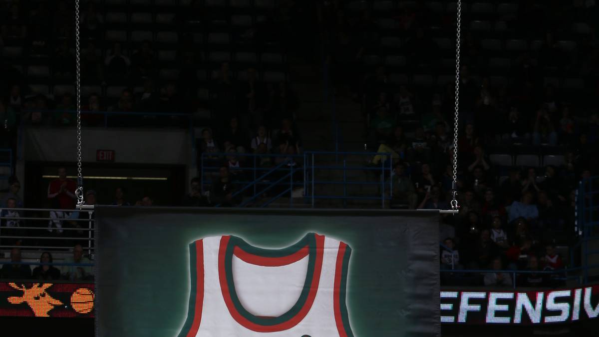 Die Milwaukee Bucks ehren gegen die Washington Wizards eine ihrer Legenden. Bob Dandridges Trikot wird nie mehr vergeben und unter dem Hallendach verewigt