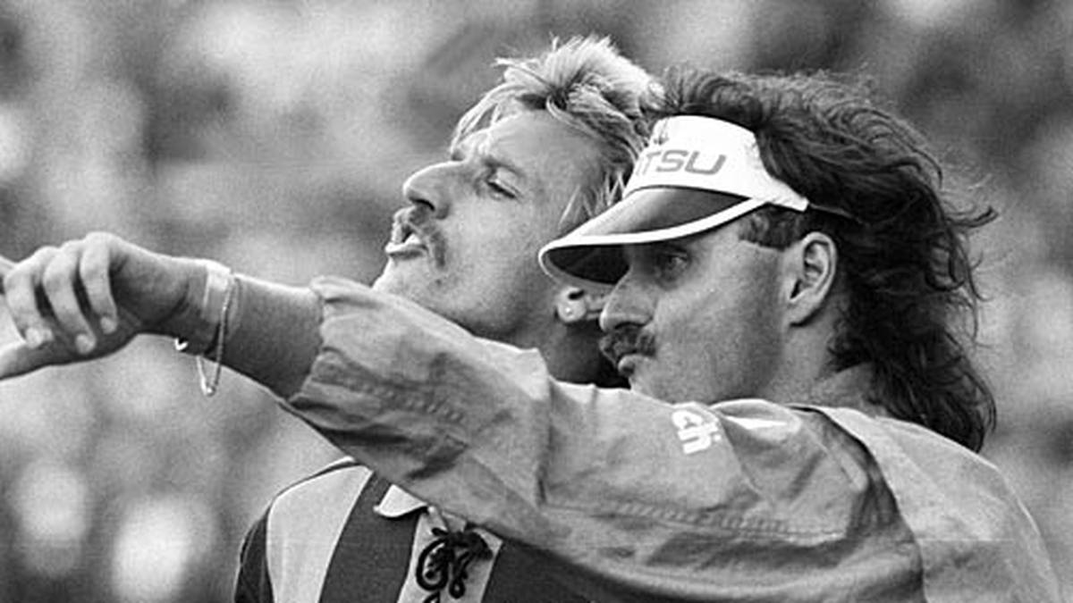 PETER NEURURER: Zwei Jahre lang leitet Neururer von 1991 bis 1993 die Geschicke in Saarbrücken. 1992 führt er den Klub zum bislang letzten Mal in die 1. Bundesliga. Allerdings steigt das Team mit am Ende 16 sieglosen Spielen in Folge sang- und klanglos ab. Inzwischen ist er Trainer des VfL Bochum in der 2. Bundesliga und SPORT1-Experte