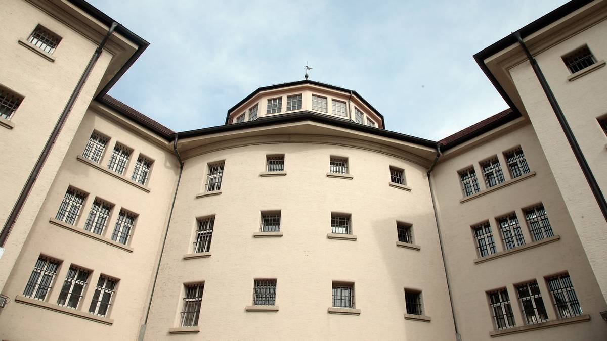 Am 2. Juni 2014 tritt Hoeneß seine Haftstrafe in der Justizvollzugsanstalt Landsberg am Lech an. Nach sieben Monaten wird er von Landsberg in das Freigängerhaus Rothenfeld verlegt