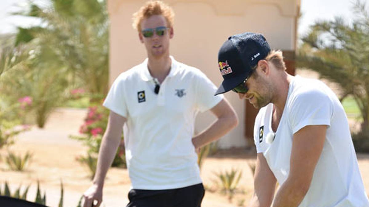 "Na, jetzt zeig' mal, was du drauf hast", scheint sich Reckermann (im Hintergrund) zu denken, während Brink beim Abschlag steht