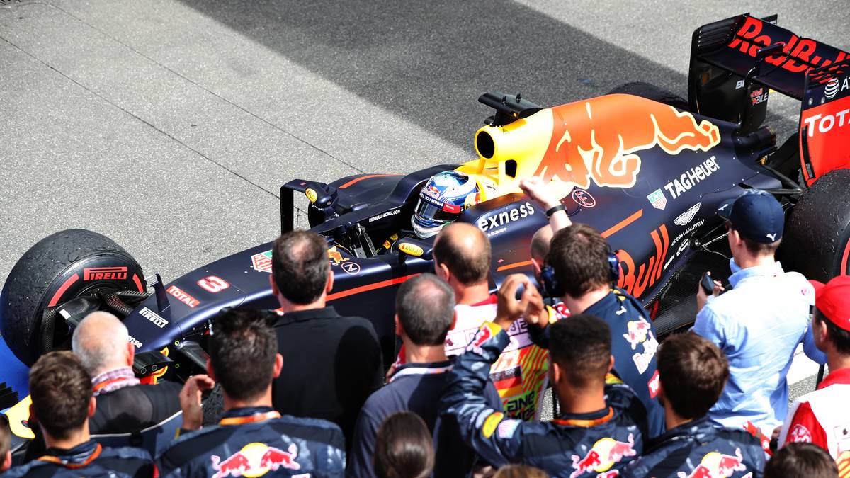 Die gesplittete Reifenstrategie bevorzugt am Ende Ricciardo – Verstappen zeigt sich als Teamplayer, wehrt sich nicht und so holen die beiden die Plätze zwei und drei. Ein bockstarkes Ergebnis. Dass Ricciardo den Champagner genießt, den er sich nach seinem 100. GP in den Rennschuh kippt und daraus trinkt, glaube ich ihm sogar. Nach so einem Rennen mundet alles! 