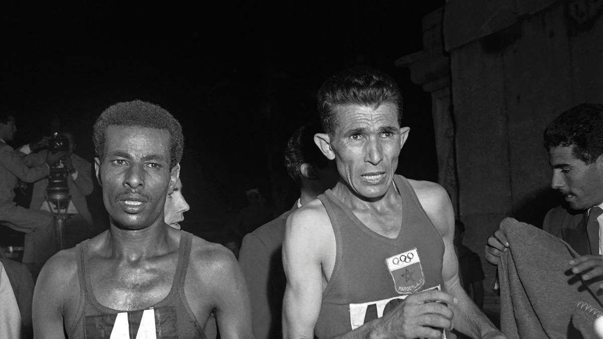 Vier Jahre später wiederholte er in Tokio seinen Erfolg, nun allerdings mit Schuhen. 1969 führte ein tragischer Autounfall bei Bikila zu einer Querschnittslähmung, 1973 erlag er mit nur 41 Jahren einer Hirnblutung. Zu seiner Beerdigung kamen 65.000 Menschen, Kaiser Haile Selassie rief einen offiziellen Trauertag aus