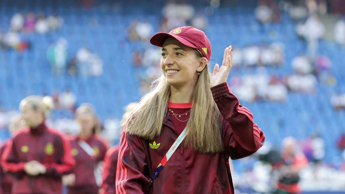 Mit gerade einmal 14 Jahren zog sie aus dem Elternhaus aus, um ihren großen Traum zu verfolgen – und das mit Erfolg. Inzwischen ist Sophia Kleinherne nicht nur eine Bundesliga-Spielerin, sondern auch eine gestandene Nationalspielerin. Zudem war es ihr wichtig, „mir nach dem Abitur ein zweites Standbein aufzubauen”, schilderte die 25-Jährige einst.