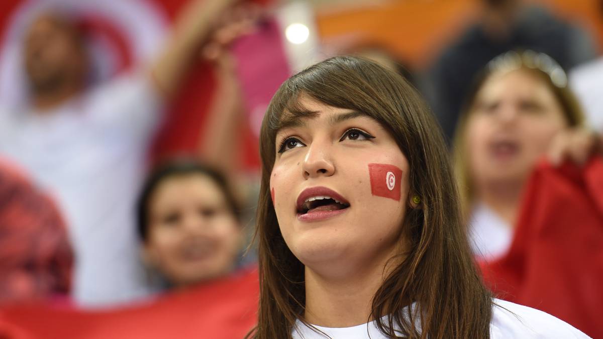 Tag 7: Ein tunesischer Fan setzt beim Spiel gegen Bosnien-Herzegowina zum Singen an